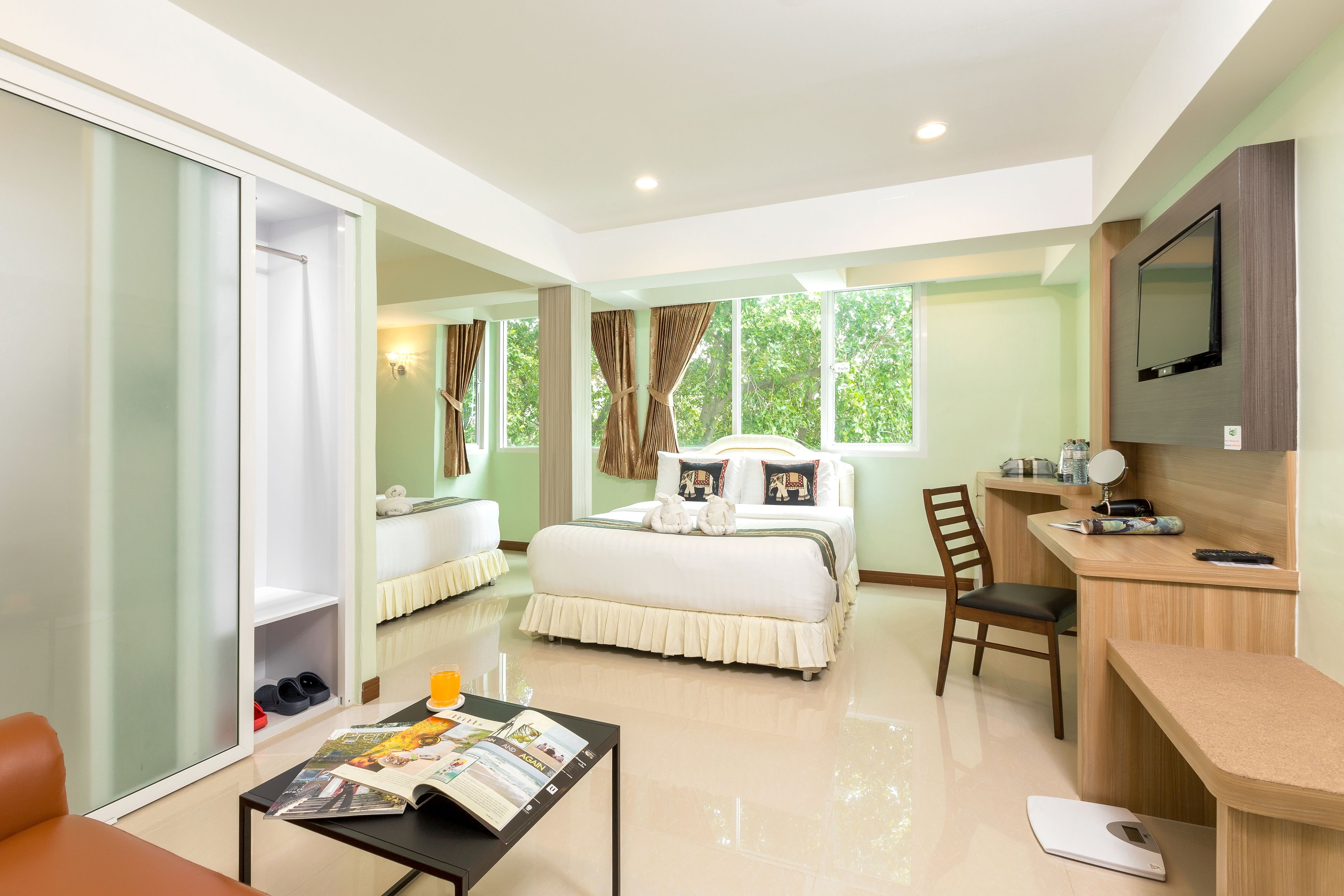 family grand suite room with bathtub | desk, laptop workspace, blackout curtains, free wifi