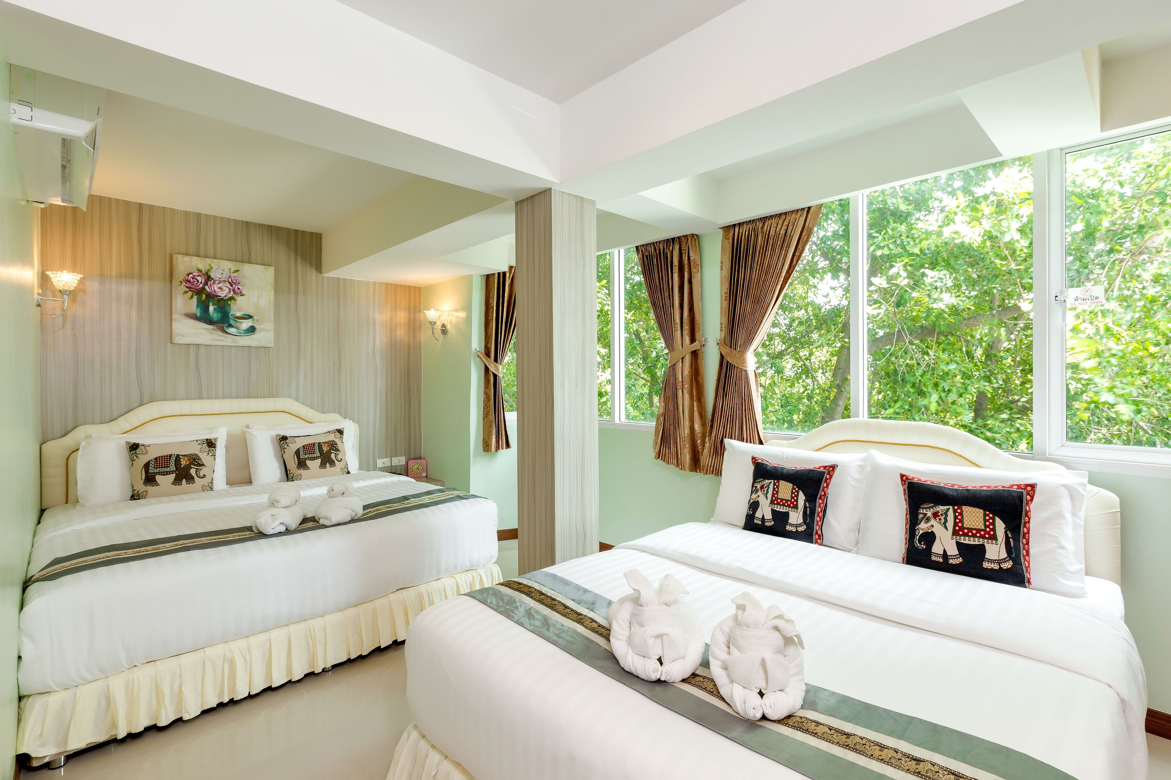 family grand suite room with bathtub | desk, laptop workspace, blackout curtains, free wifi