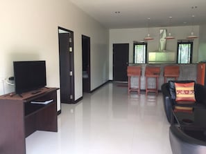 Two-Bedroom Villa | Wohnbereich | Fernseher