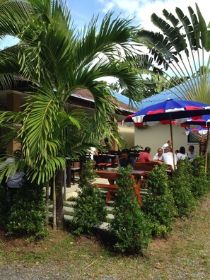 朝食、ランチ、ディナーに営業 (郷土料理と各国料理)