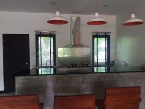 Two-Bedroom Villa | Dapur pribadi