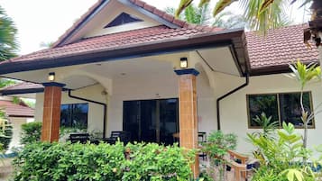 Family Home 2 Bedroom | Desk, free WiFi, bed sheets