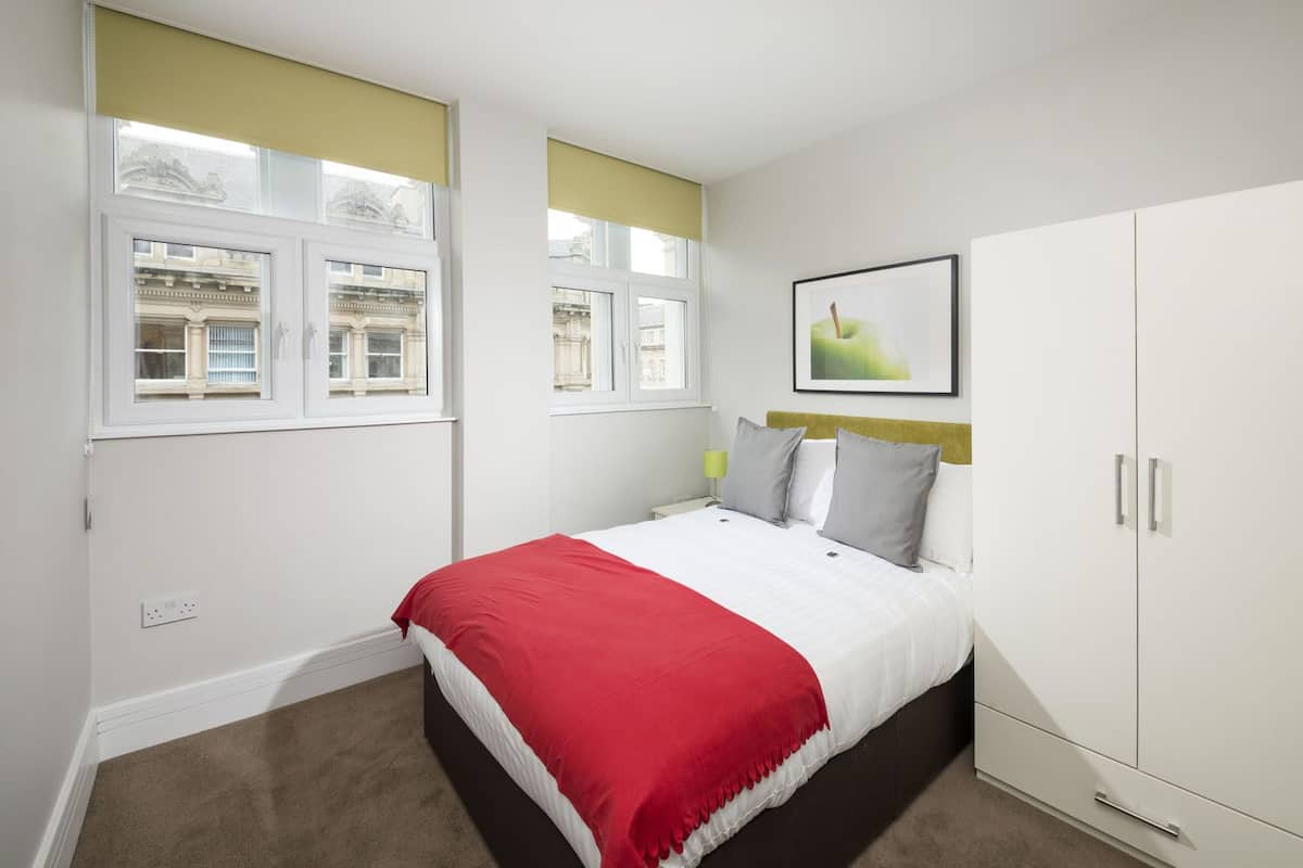 Apartamento, 2 quartos | Escrivaninha, ferros/tábuas de passar roupa, berços grátis