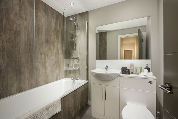Een bad/douchecombinatie, gratis toiletartikelen, een haardroger