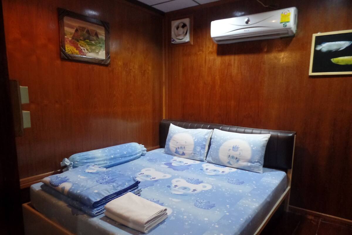 Standard Room with Shared Bathroom | 遮光布/窗簾、免費無線上網