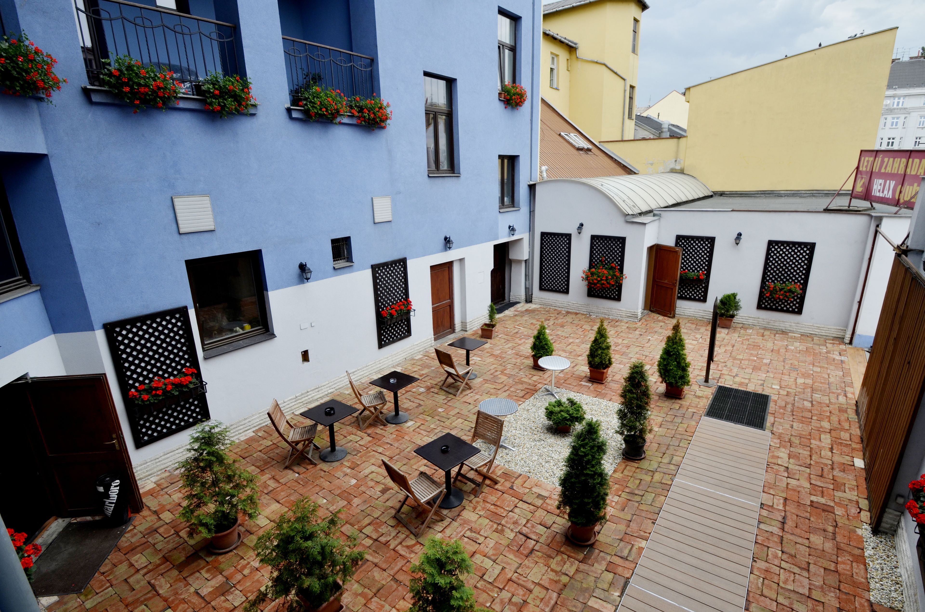 Kahden hengen deluxe-huone (kaksi sänkyä), mikroaaltouuni, executive-taso | Terassi/patio