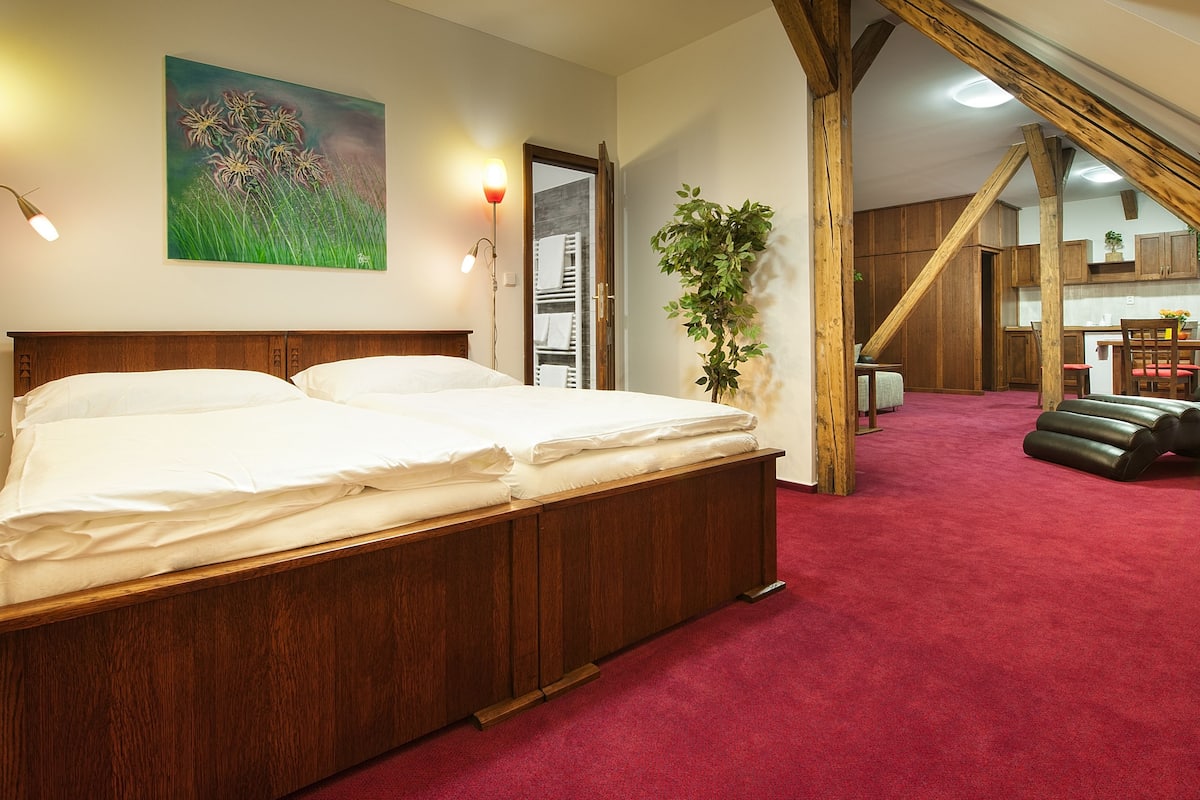 luxury apartment, kitchenette, executive level (executive level) | minibar, in-room safe, individually decorated, individually furnished