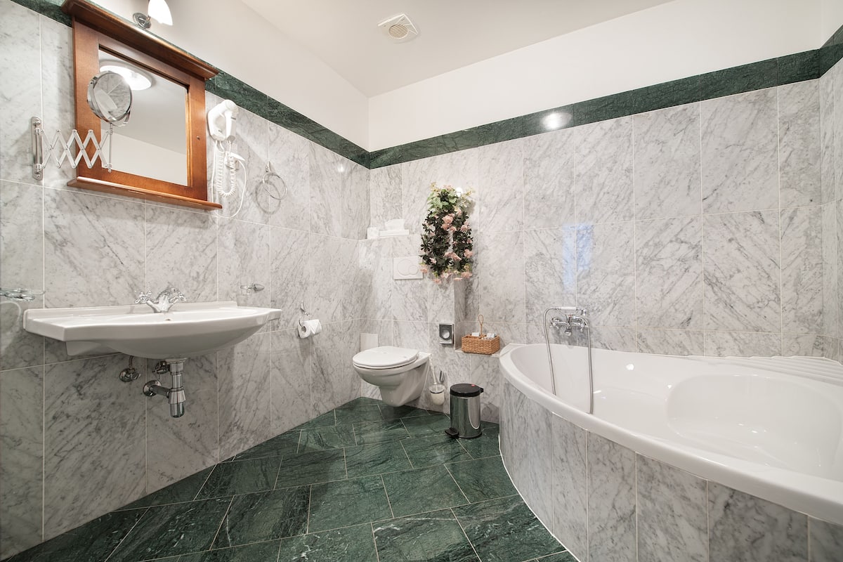 exclusive suite, bathtub, city view (with billiard) | bathroom | free toiletries, hair dryer, bathrobes, slippers