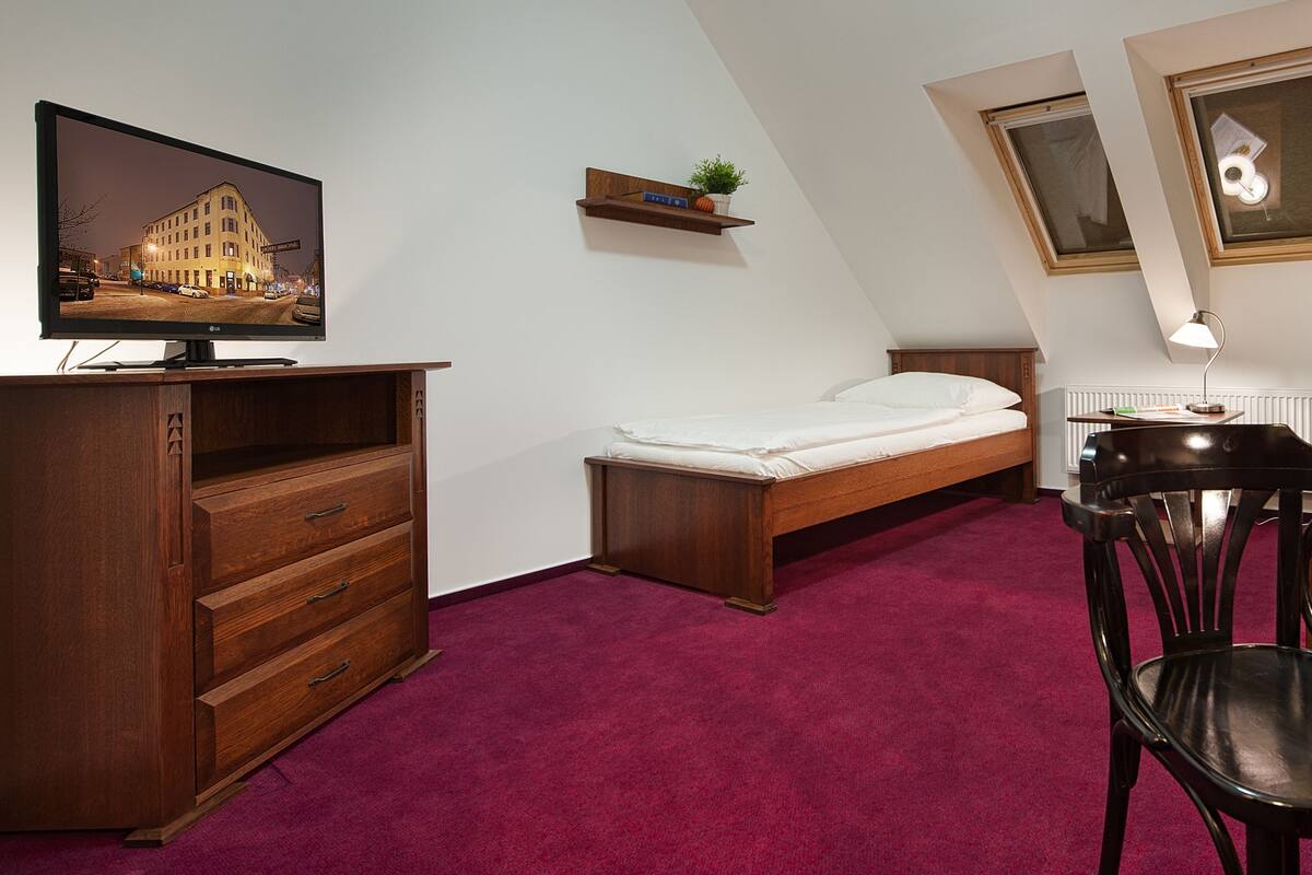 Deluxe Twin Room, Microwave, Executive Level | Minibar, in-room safe, desk, laptop workspace