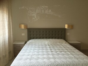 Roupas de cama premium, frigobar, cofres nos quartos, escrivaninha