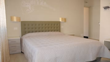 Camera doppia | Biancheria da letto di alta qualità, minibar, una cassaforte in camera