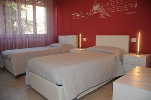 设计公寓, 海洋景观, 花园 | 高档床上用品、迷你吧、客房内保险箱、办公桌