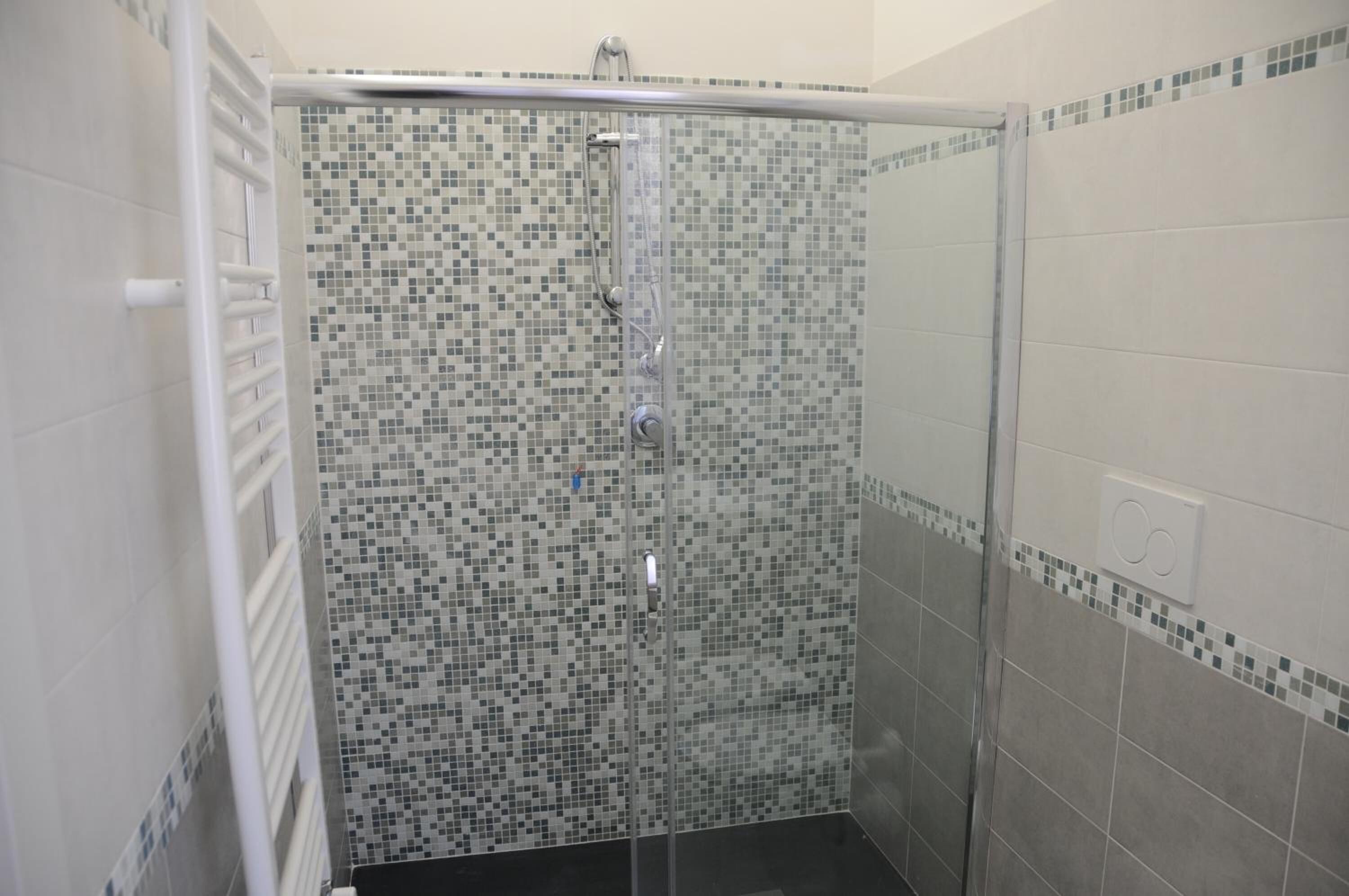 淋浴设施、吹风机、拖鞋