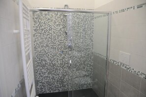 Ducha, secador de pelo, pantuflas