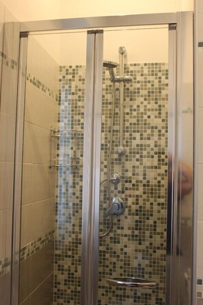Double Room | Bathroom shower