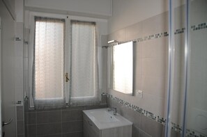 Douche, sèche-cheveux, chaussons