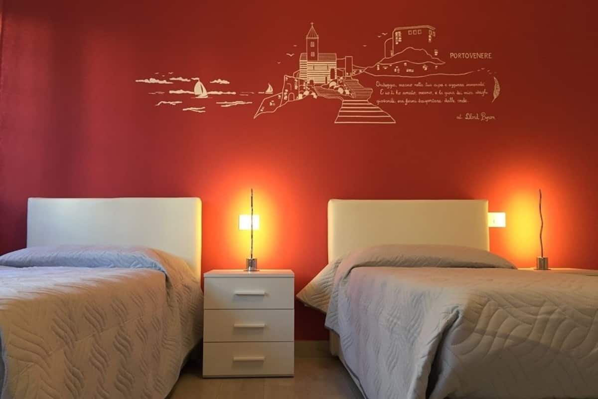 Kamer, 1 twee- of 2 eenpersoonsbedden | Luxe beddengoed, een minibar, een kluis op de kamer, een bureau