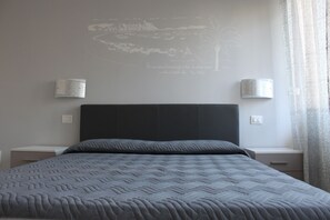 双人房 | 高档床上用品、迷你吧、客房内保险箱、办公桌