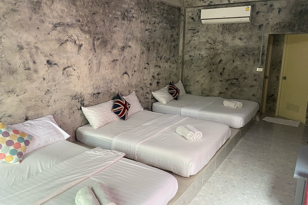 Family Triple Room | Free WiFi, bed sheets