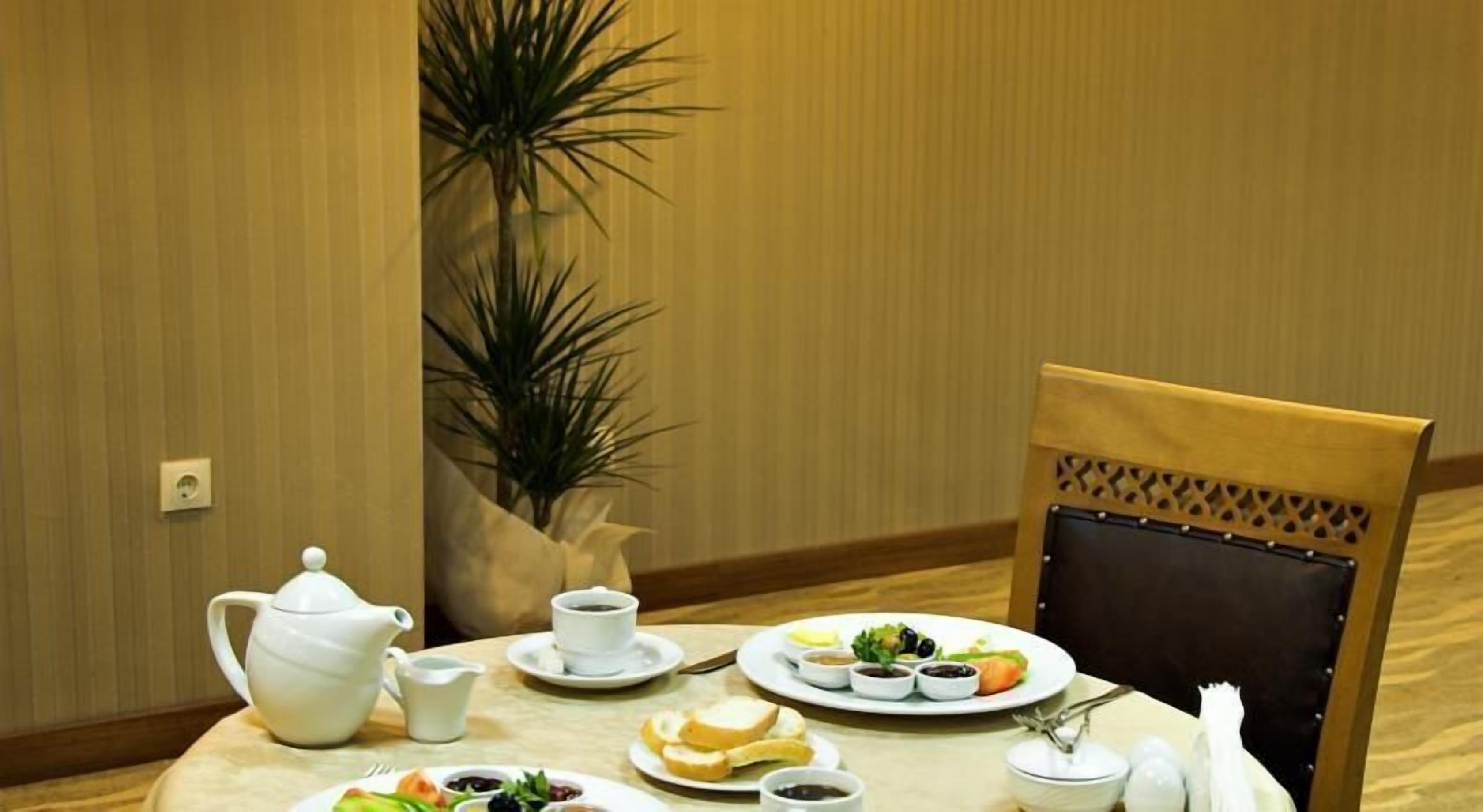 Sudah termasuk sarapan prasmanan setiap hari