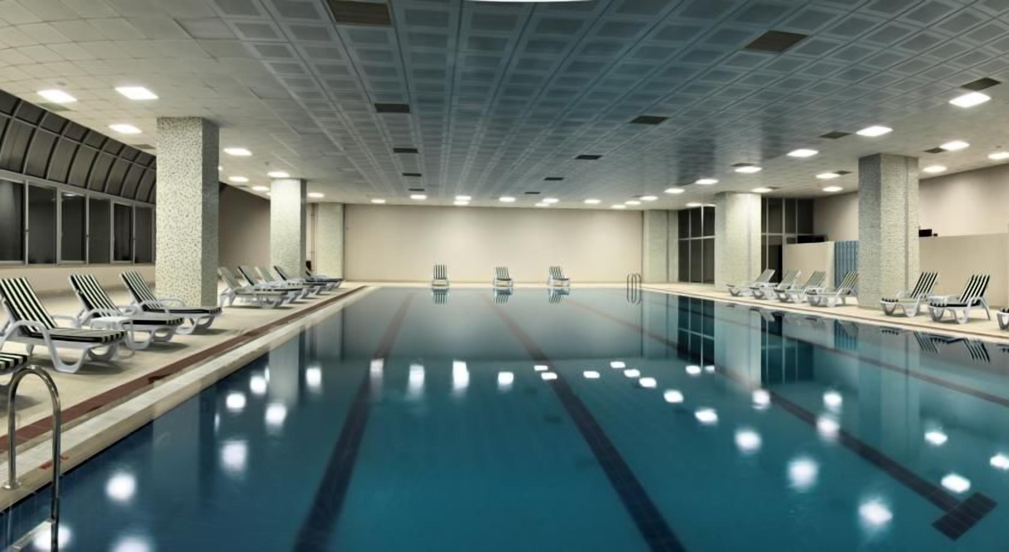 Piscine couverte, piscine extérieure, parasols de plage