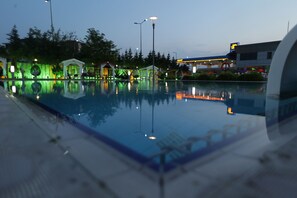 Indoor pool, outdoor pool, pool umbrellas - Buyuk Anadolu Eregli Hotel (Karadeniz Eregli)