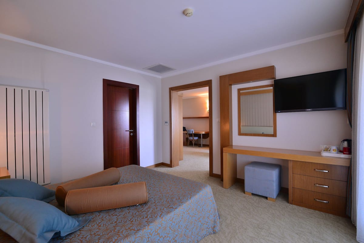 Suite, 1 Bedroom | Minibar, in-room safe, desk, laptop workspace