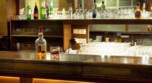 2 bars-salons, bar attenant Ă la piscine