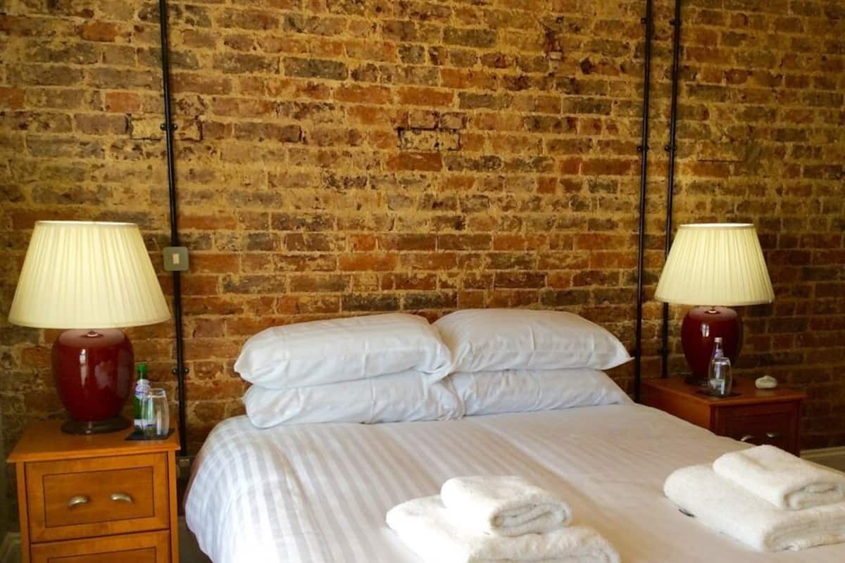 Double Room, Ensuite, Partial Sea View (Room 8)