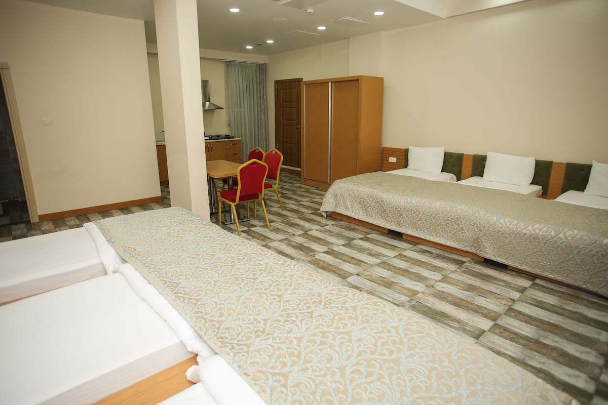 Large Family Room Catering | 高档床上用品、遮光窗帘、隔音、免费 WiFi