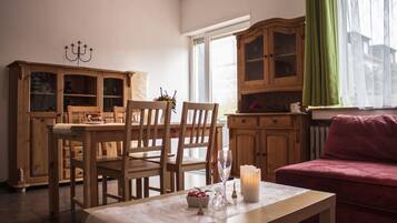 Luxury-Apartment, 3 Schlafzimmer, Nichtraucher, Terrasse | Wohnbereich | Flachbildfernseher