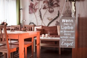 Luxury-Apartment, 3 Schlafzimmer, Nichtraucher, Terrasse | Speisen