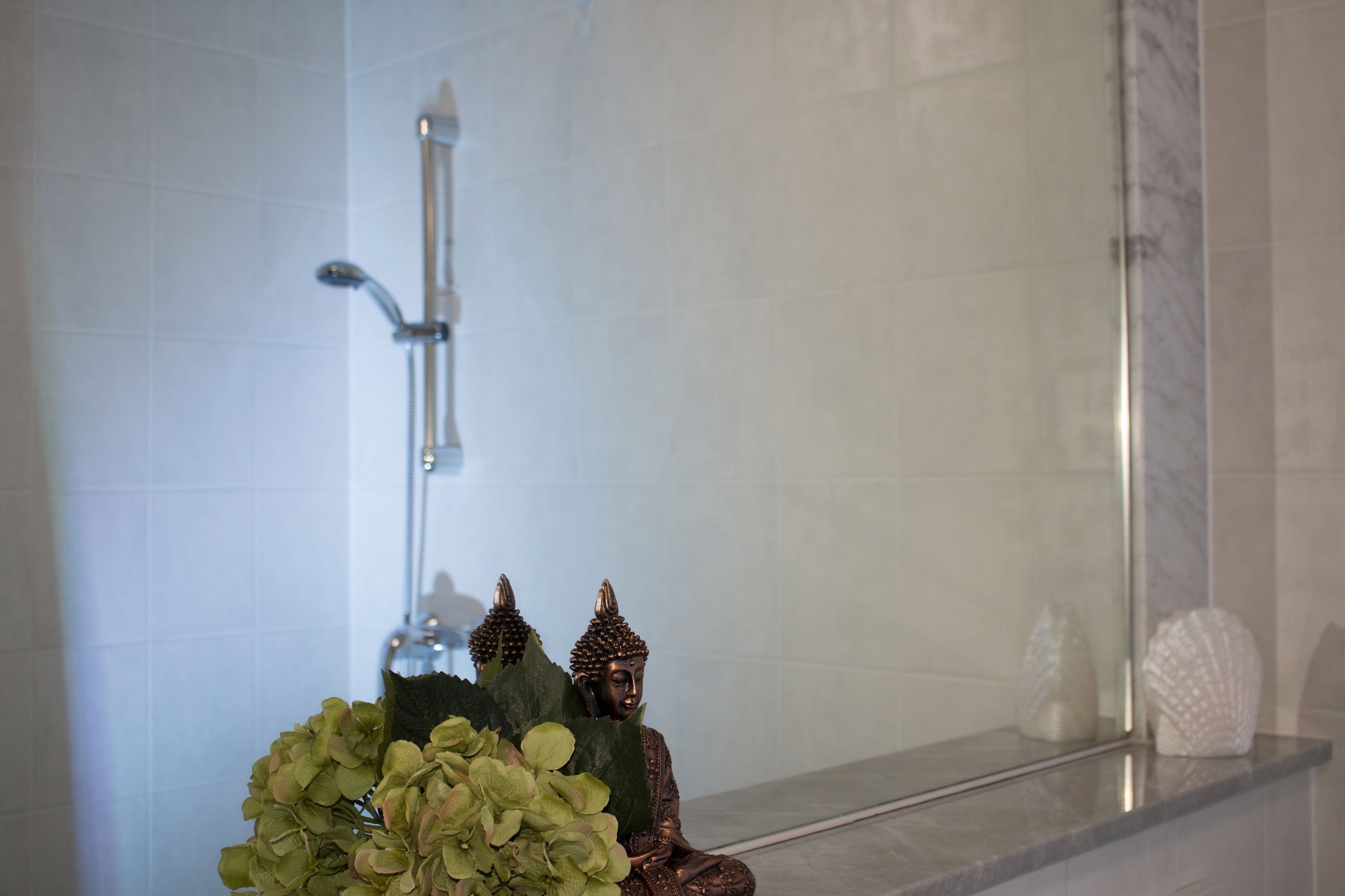 Premium-Loft | Badezimmer | Duschwanne, kostenlose Toilettenartikel, Haartrockner, Hausschuhe