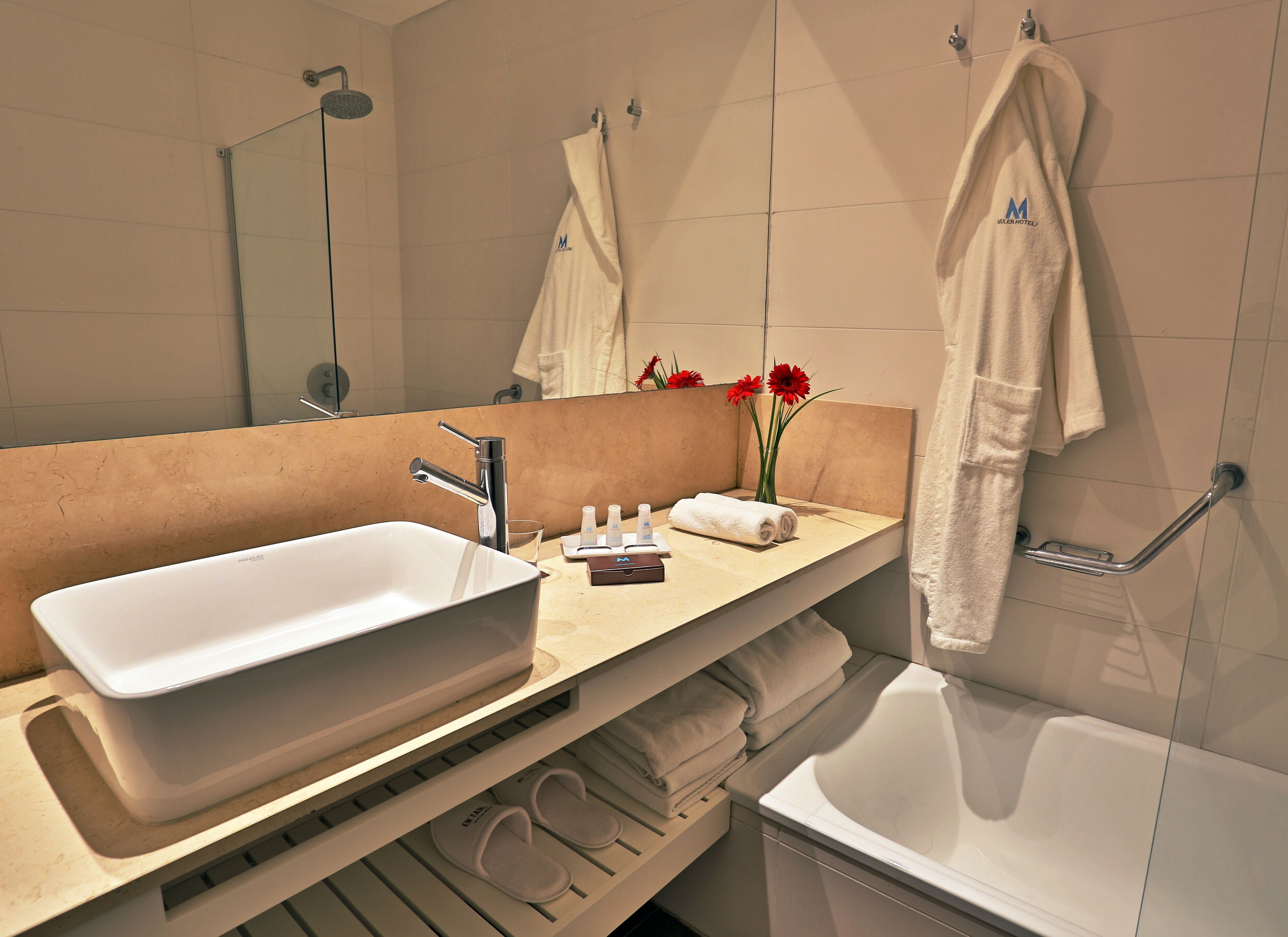 combined shower/bathtub, free toiletries, hair dryer, slippers