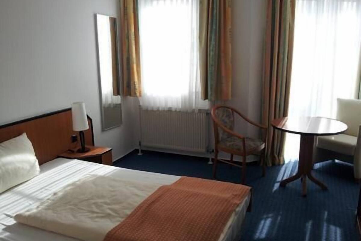Single Room | In-room safe, desk, blackout drapes, soundproofing