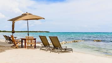 Plage privée, chaises longues, parasols, serviettes de plage