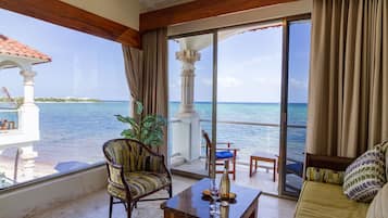 Suite Deluxe, 1 llit de matrimoni gran i sofà llit, terrassa, primera línia de mar | Balcó