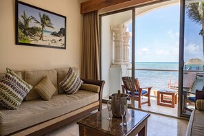 Suite – deluxe, 1 kingsize-seng med sovesofa, terrasse, ved havkanten | Sengetøy av topp kvalitet, dundyner, minibar og safe på rommet