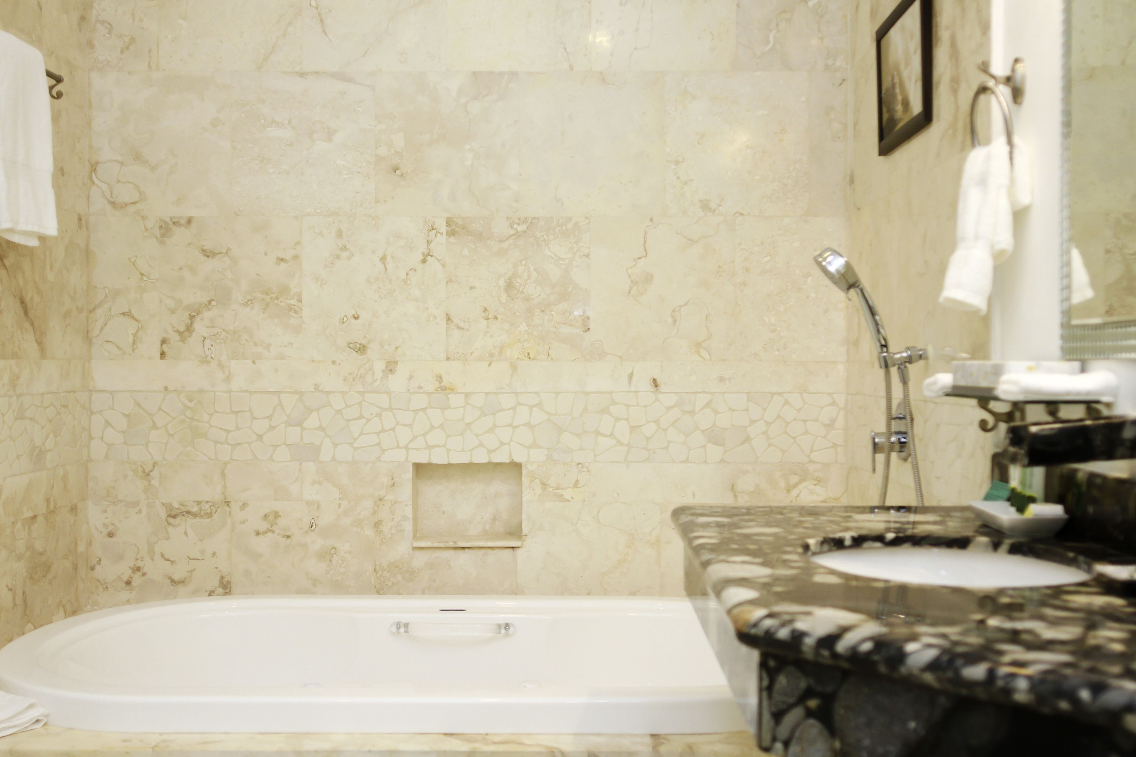 Une salle de bain avec une baignoire, une douche et un lavabo.