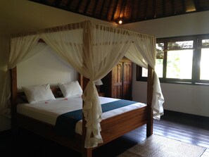 3 多间卧室、高档床上用品、客房内保险箱、办公桌