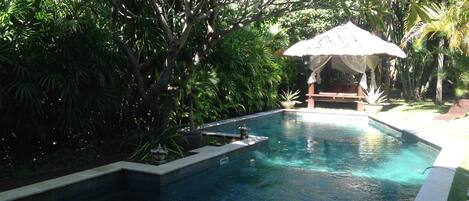 Piscine extérieure, chaises longues