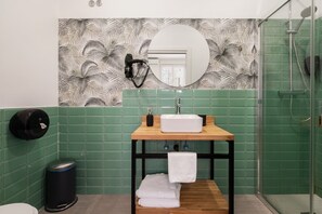 Premium Room | Bathroom | Shower, free toiletries, towels - Hotel Málaga City Suites (Málaga)