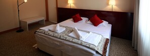 1 bedroom, premium bedding, desk, soundproofing
