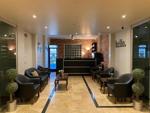 Een 32-inch lcd-televisie met satellietzenders en televisie