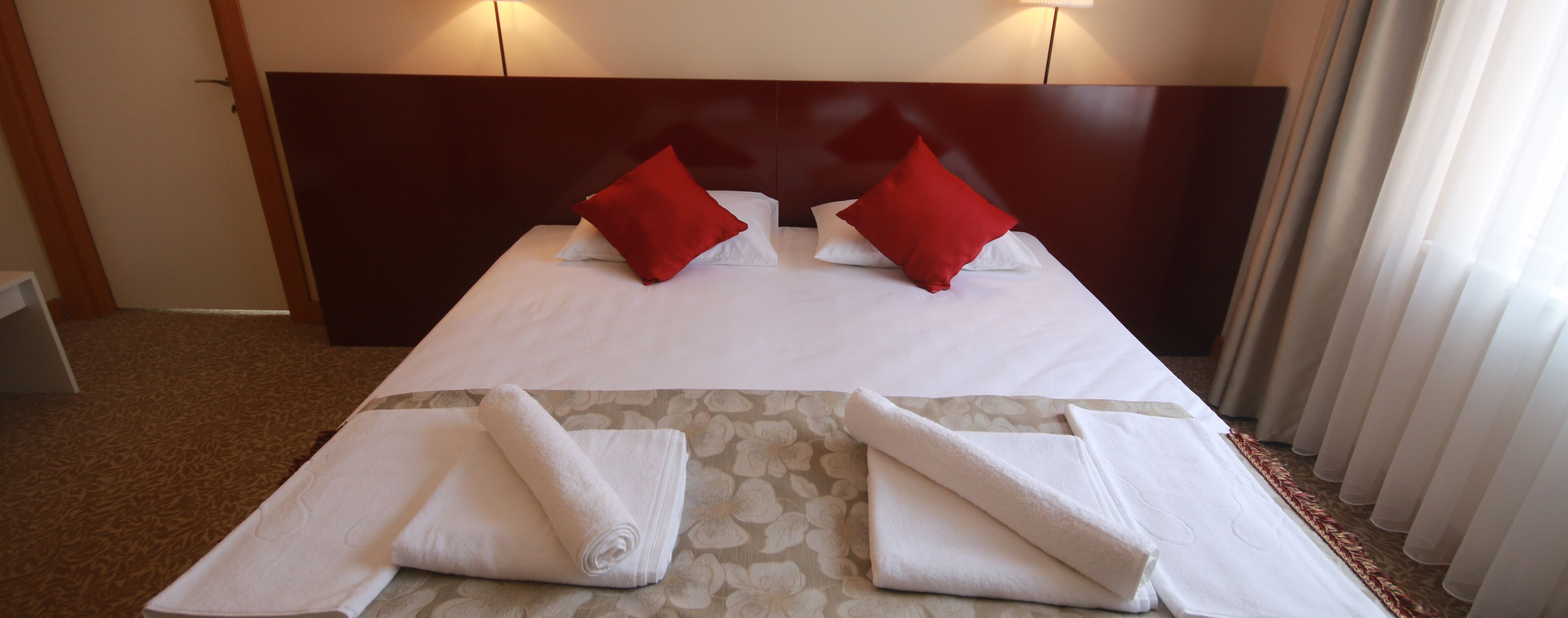 Suite, balkon | Seprai premium, meja kerja, kedap suara, dan Wi-Fi gratis