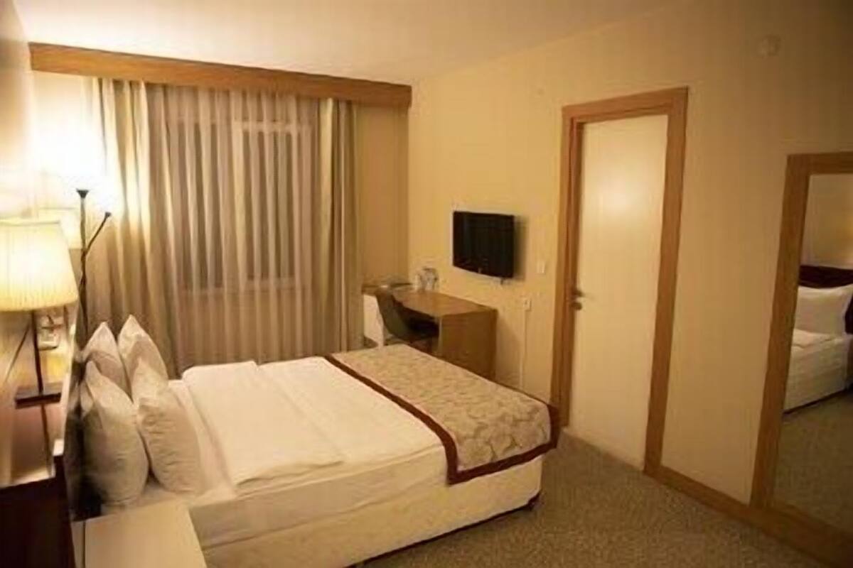 Premium bedding, desk, soundproofing, free WiFi