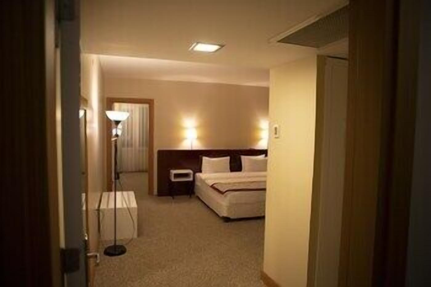 Premium bedding, desk, soundproofing, free WiFi