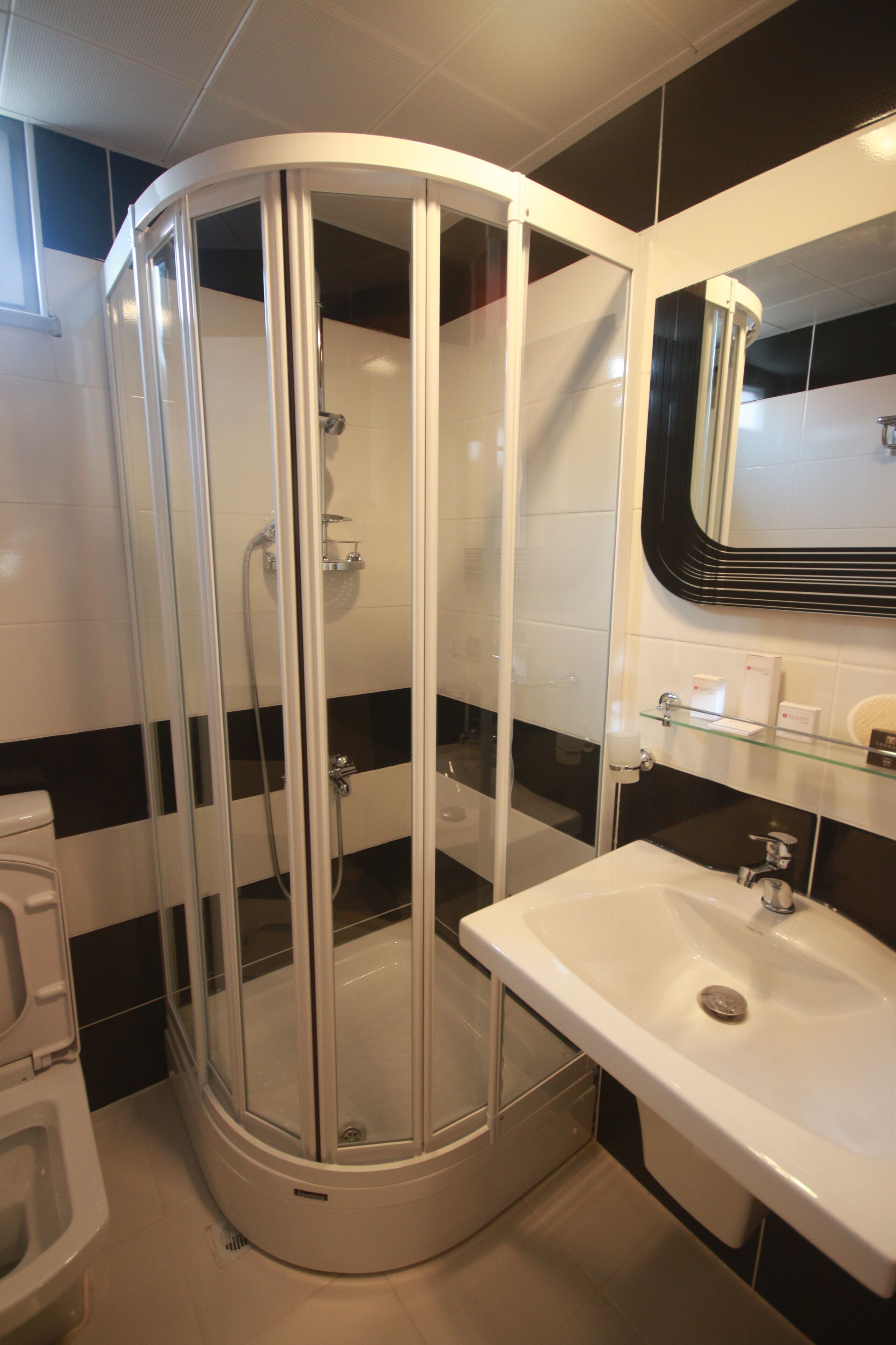 deluxe double or twin room | bathroom | shower, free toiletries, hair dryer, slippers