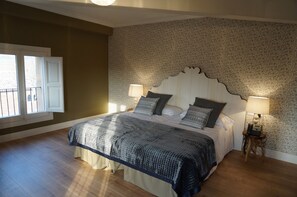 Habitación Deluxe con 1 cama matrimonial o 2 individuales, vista a la montaña | Ropa de cama de alta calidad, edredón y decoración personalizada 