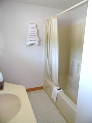 Ensemble baignoire-douche, baignoire profonde
